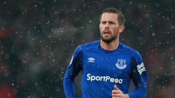 星海体育官网|尤文赛前震撼致敬，特殊设计训练服印皮耶罗头像点燃激情